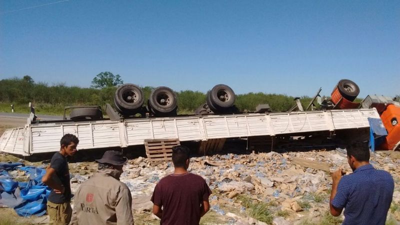 Volcó un camión con azúcar en la ruta 157