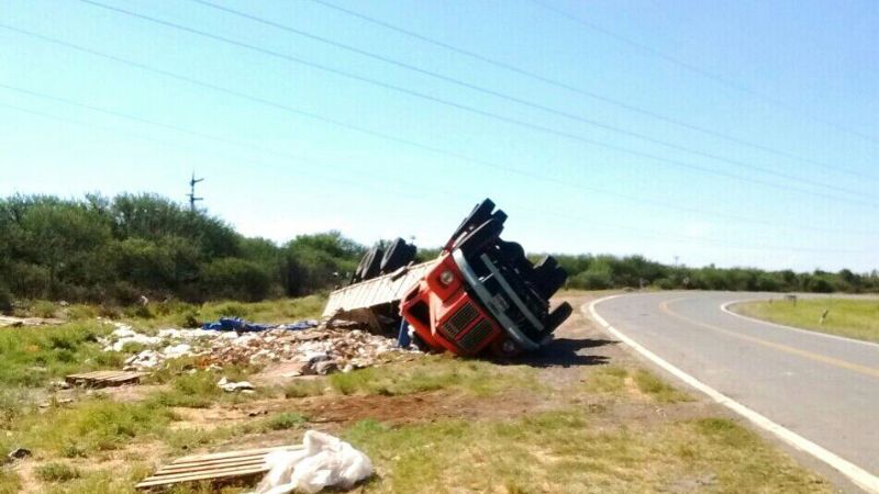 Volcó un camión con azúcar en la ruta 157