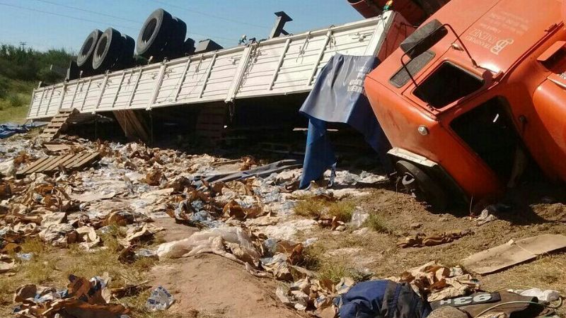 Volcó un camión con azúcar en la ruta 157