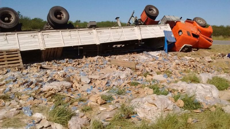 Volcó un camión con azúcar en la ruta 157