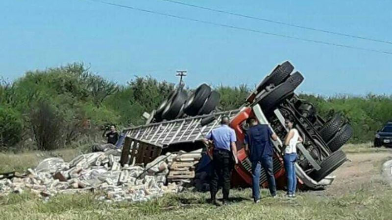 Volcó un camión con azúcar en la ruta 157