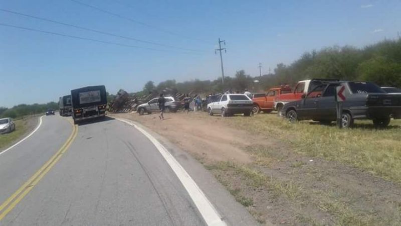Volcó un camión con azúcar en la ruta 157