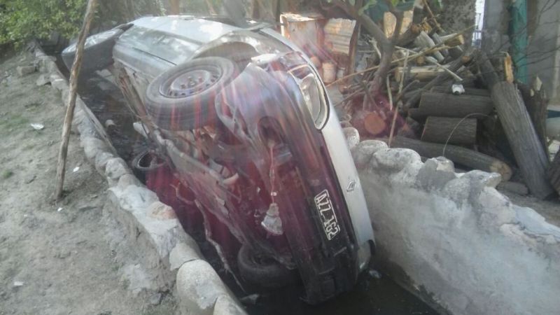 Abandonaron un auto en el canal, en Banda de Varela