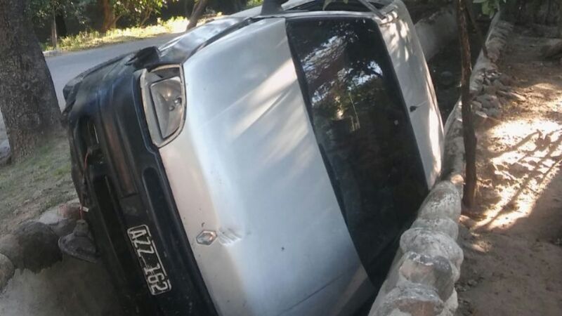Abandonaron un auto en el canal, en Banda de Varela
