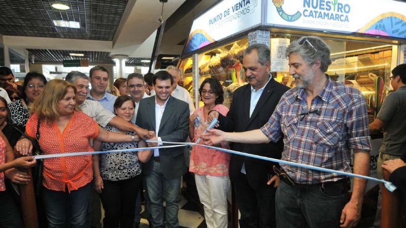 Lucía inauguró el primer punto de venta de emprendedores catamarqueños