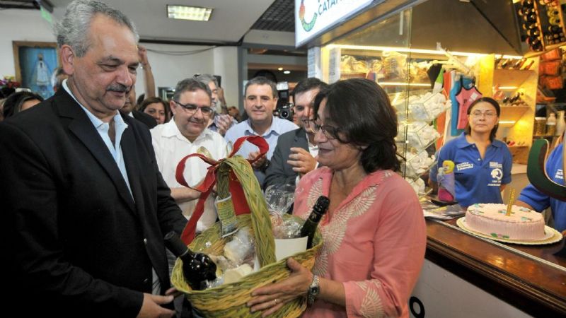 Lucía inauguró el primer punto de venta de emprendedores catamarqueños
