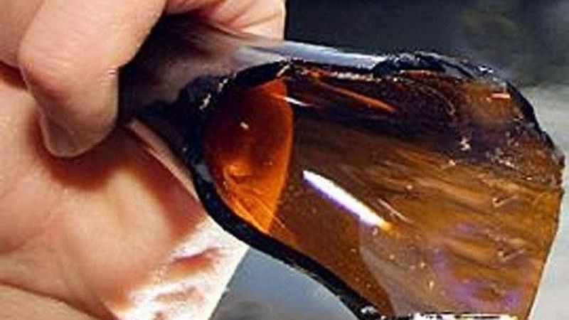 Intentó agredir a policías con los vidrios de una botella