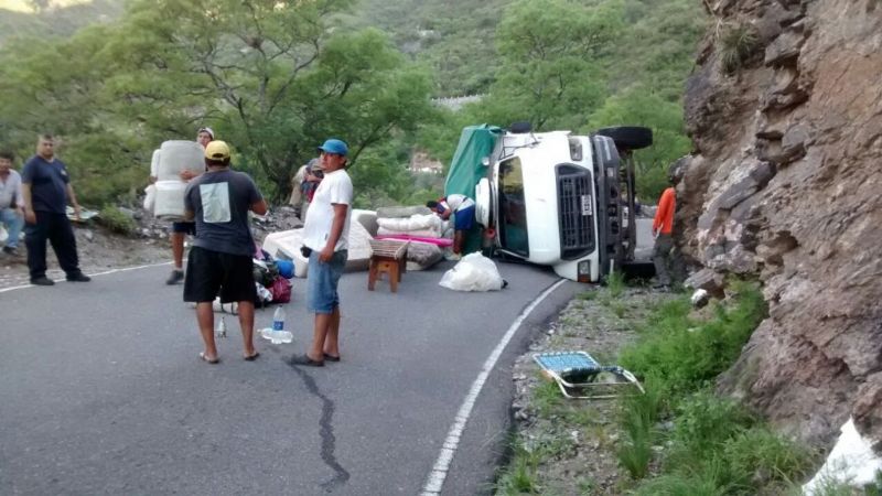 Volcó un camión con peregrinos en la Cuesta de El Portezuelo
