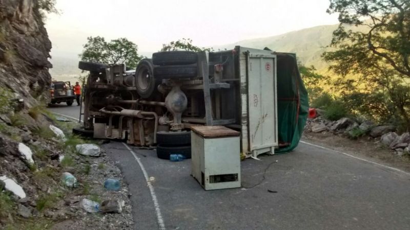 Ocho heridos en el vuelco del camión