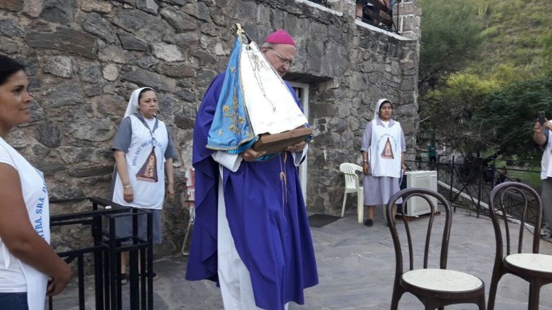 Misa y procesión de antorchas en la Gruta
