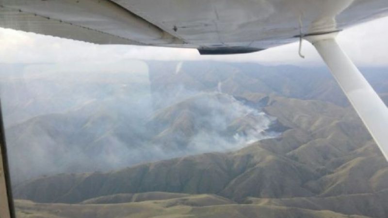 Brigadistas combaten el incendio en el cerro Ancasti
