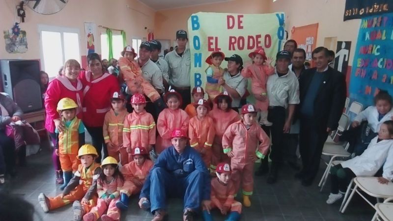 Bomberos Voluntarios de El Rodeo recorrieron escuelas en Ambato