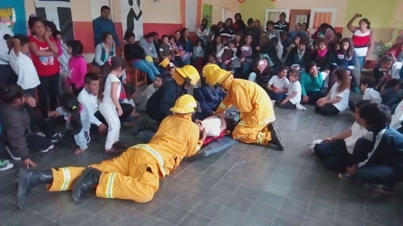 Bomberos Voluntarios de El Rodeo recorrieron escuelas en Ambato