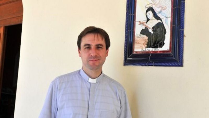 Un sacerdote cordobés dejó los hábitos para asumir su paternidad