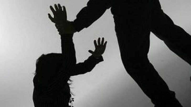 Rompió electrodomésticos y golpeó a su madre