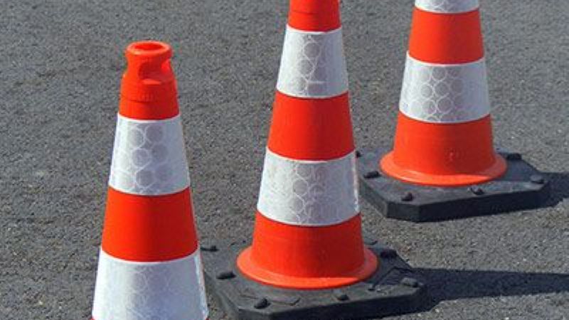 Arrestaron a un colectivero por arrasar con conos de señalización y fugarse