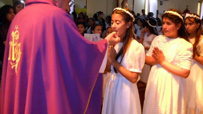 70 niños de la parroquia de Santa Rosa de Lima recibieron su Primera Comunión