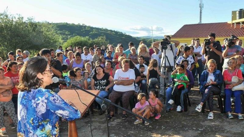 "Entregarles sus viviendas cerca de las fiestas es doblemente grato"