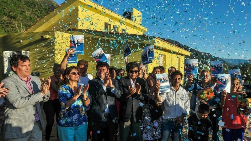 "Entregarles sus viviendas cerca de las fiestas es doblemente grato"