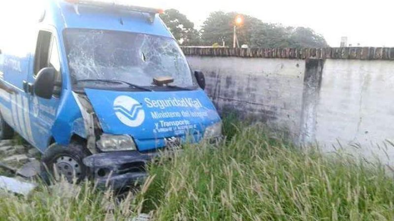 Vehículo oficial chocado en febrero, está abandonado
