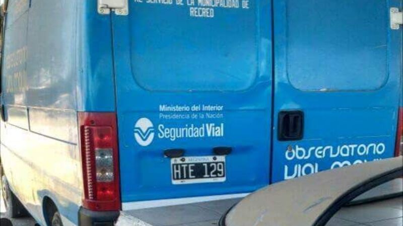 Vehículo oficial chocado en febrero, está abandonado