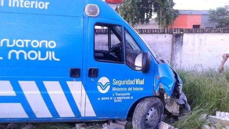Vehículo oficial chocado en febrero, está abandonado