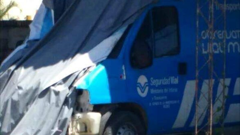 Vehículo oficial chocado en febrero, está abandonado