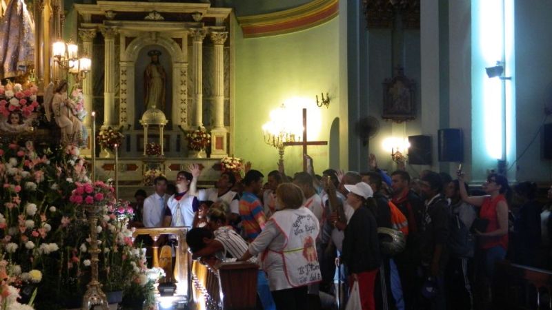 “Venimos a poner a los pies de la Virgen nuestras vidas, nuestras alegrías y esperanzas”