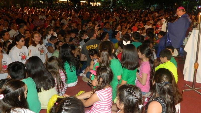 Multitudinario y colorido homenaje de los niños a la Virgen en el Paseo de la Fe