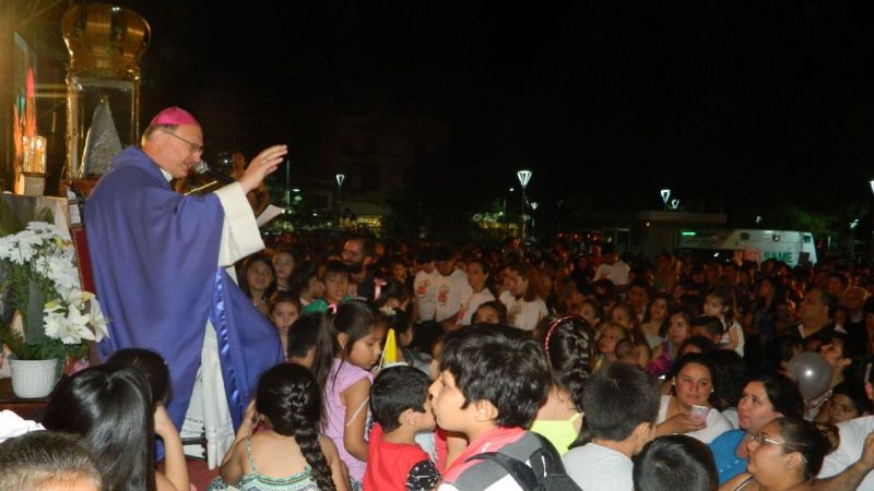 Multitudinario y colorido homenaje de los niños a la Virgen en el Paseo de la Fe