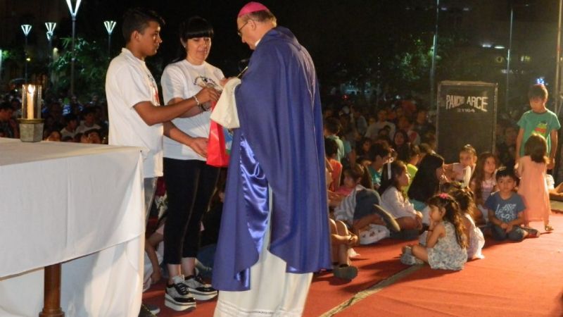 Multitudinario y colorido homenaje de los niños a la Virgen en el Paseo de la Fe