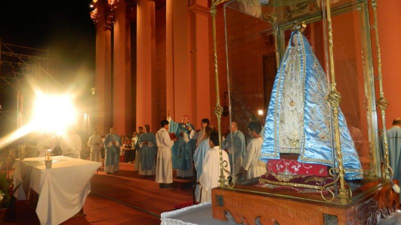 Una multitud en el homenaje de las familias y procesión con antorchas
