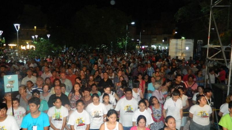 Una multitud en el homenaje de las familias y procesión con antorchas
