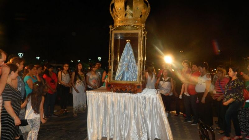 Una multitud en el homenaje de las familias y procesión con antorchas