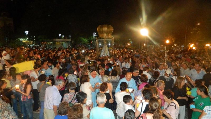 Una multitud en el homenaje de las familias y procesión con antorchas