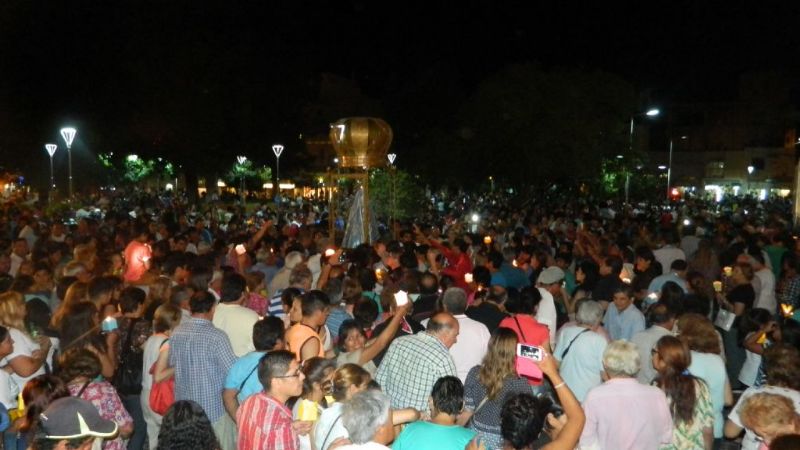 Una multitud en el homenaje de las familias y procesión con antorchas