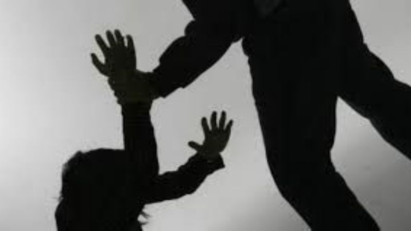 Aprehendido por golpear a su madre y hermano