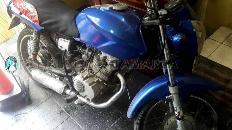 Aprehenden a dos jóvenes y secuestran dos motos en la Capital