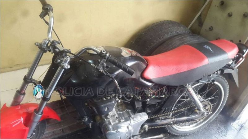 Aprehenden a dos jóvenes y secuestran dos motos en la Capital