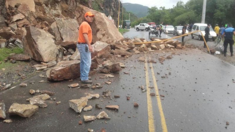 Cortan ruta camino a El Rodeo por un derrumbe