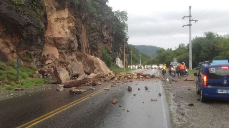 Cortan ruta camino a El Rodeo por un derrumbe