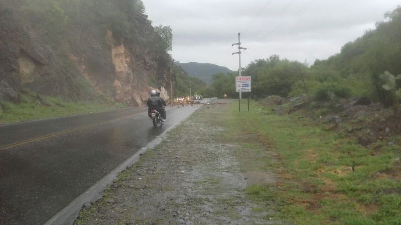 Cortan ruta camino a El Rodeo por un derrumbe