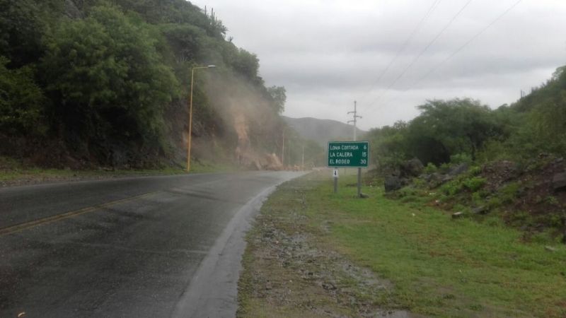 Cortan ruta camino a El Rodeo por un derrumbe