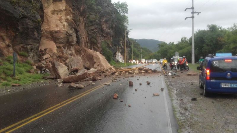 Cortan ruta camino a El Rodeo por un derrumbe