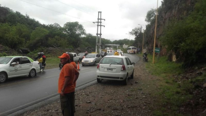 Cortan ruta camino a El Rodeo por un derrumbe