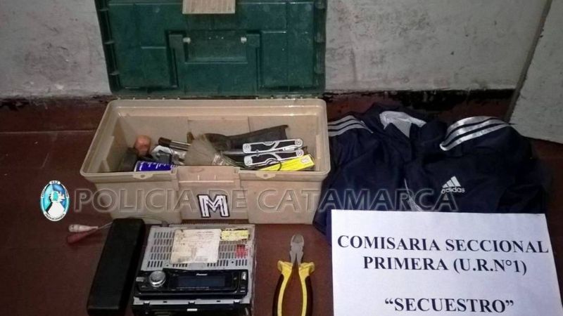 Aprehenden a un joven y recuperan elementos robados de un auto