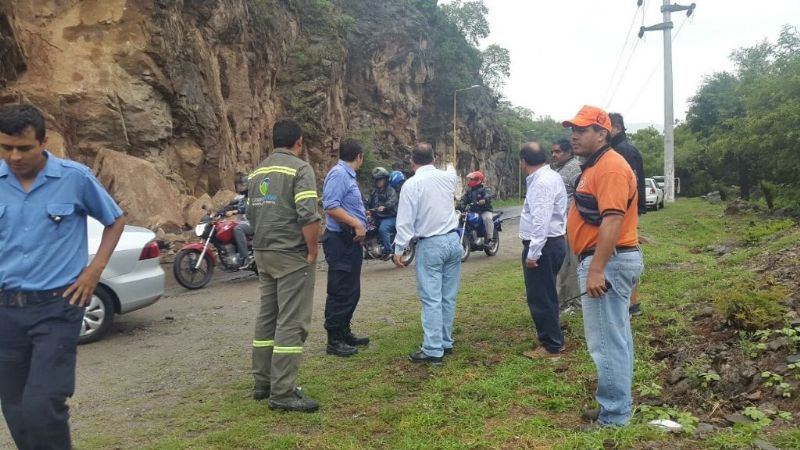 Jalil supervisó los trabajos para despejar el derrumbe de la ruta 4