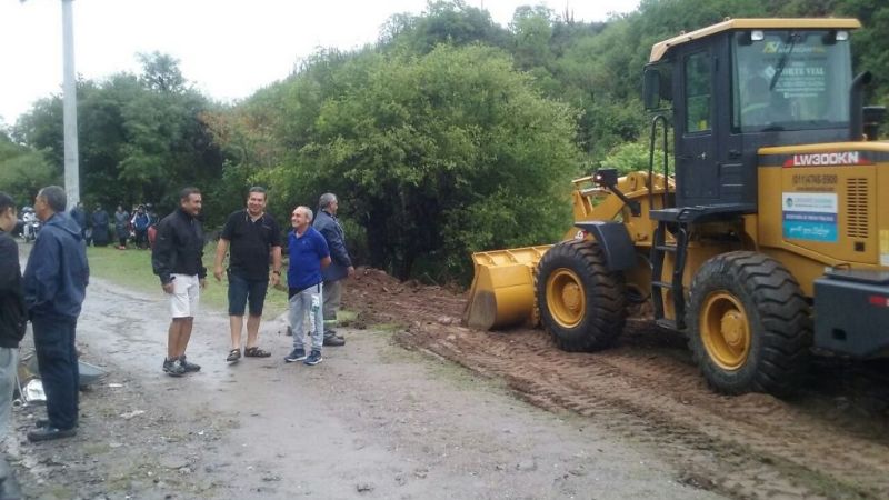 Jalil supervisó los trabajos para despejar el derrumbe de la ruta 4