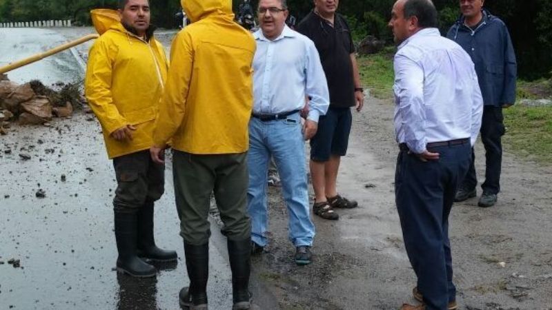 Jalil supervisó los trabajos para despejar el derrumbe de la ruta 4