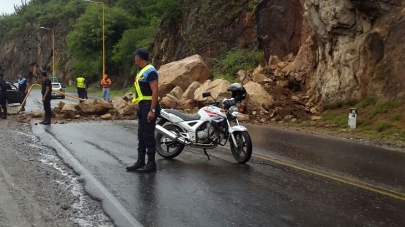 Jalil supervisó los trabajos para despejar el derrumbe de la ruta 4
